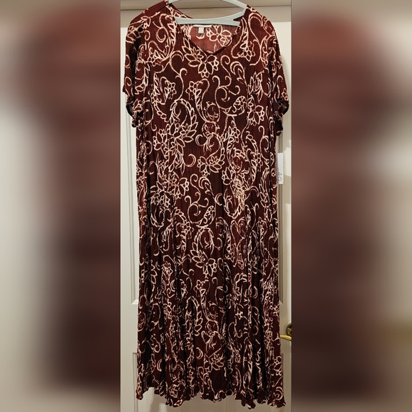 NWT Burgundy and Cream Crinkle Dress - Picture 2 of 4